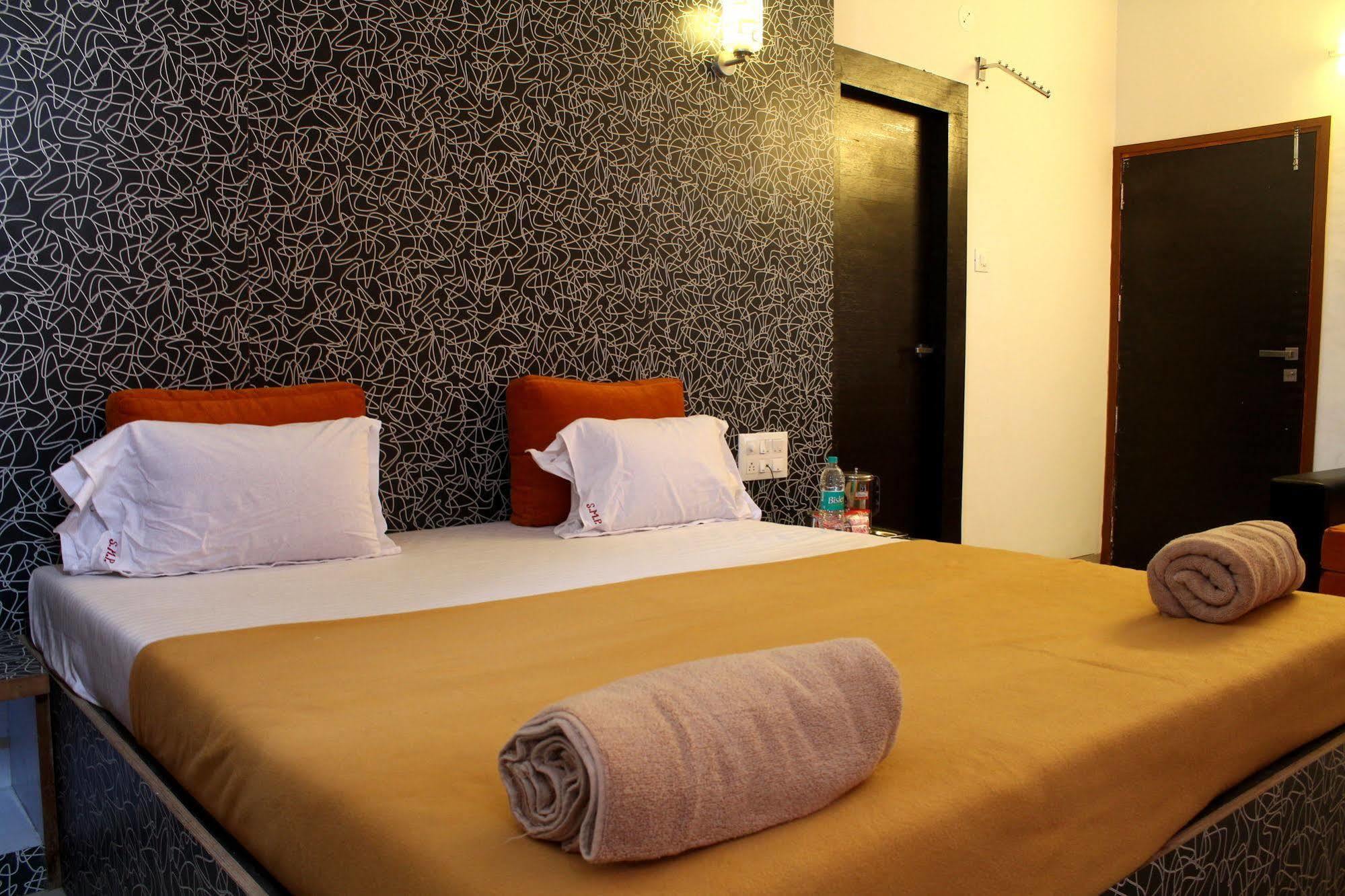 Hotel Malhar Palace Shirdi Esterno foto
