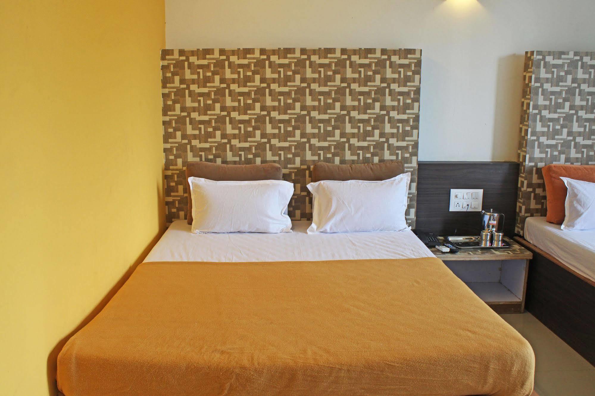 Hotel Malhar Palace Shirdi Esterno foto