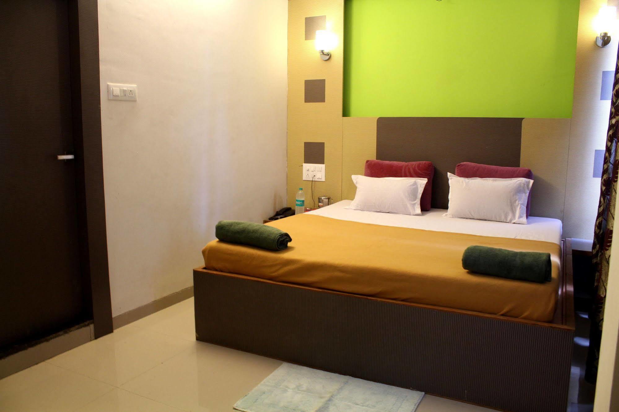 Hotel Malhar Palace Shirdi Esterno foto