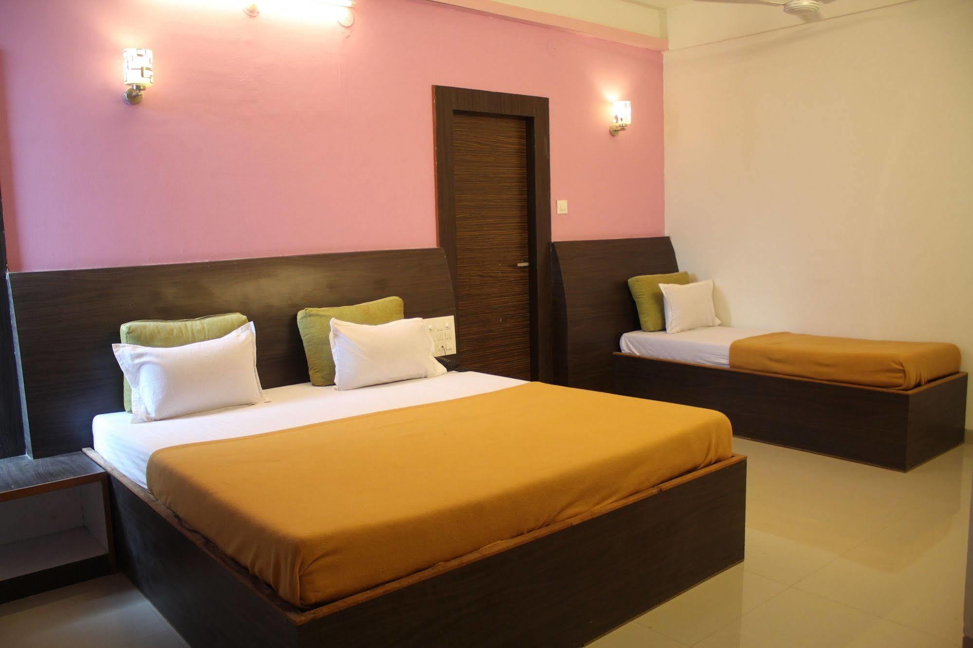 Hotel Malhar Palace Shirdi Esterno foto