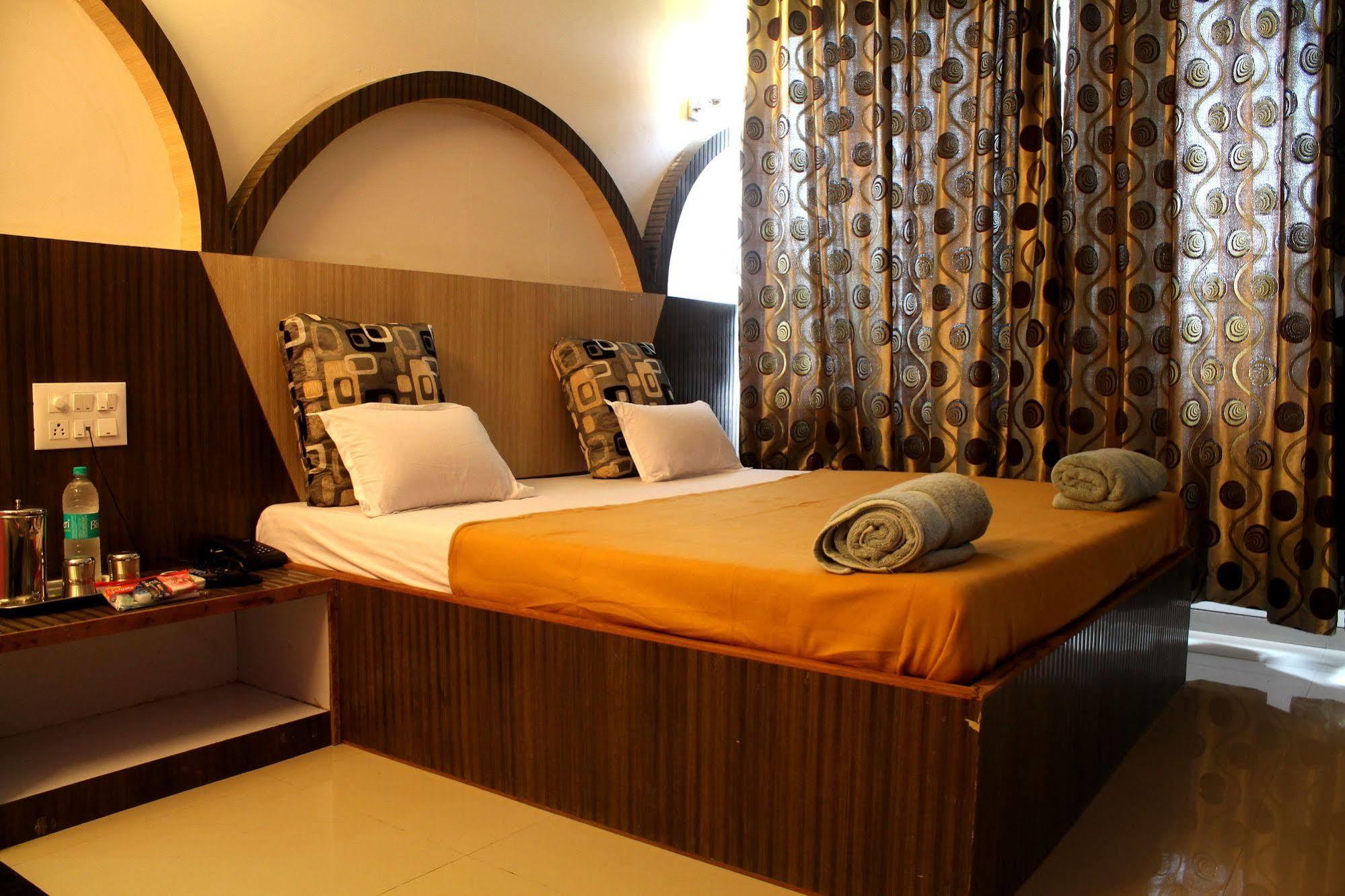 Hotel Malhar Palace Shirdi Esterno foto