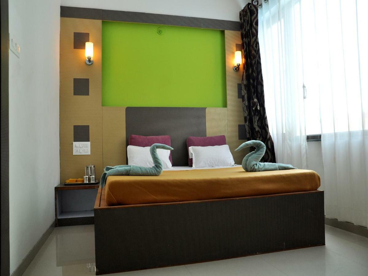Hotel Malhar Palace Shirdi Esterno foto